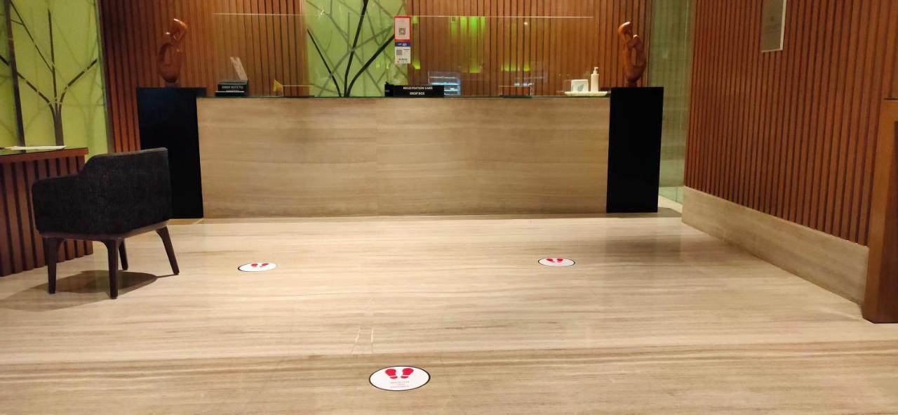 Welcomhotel By Itc Hotels, Richmond Road, Bengaluru Exteriör bild Floor stickers in a hotel lobby