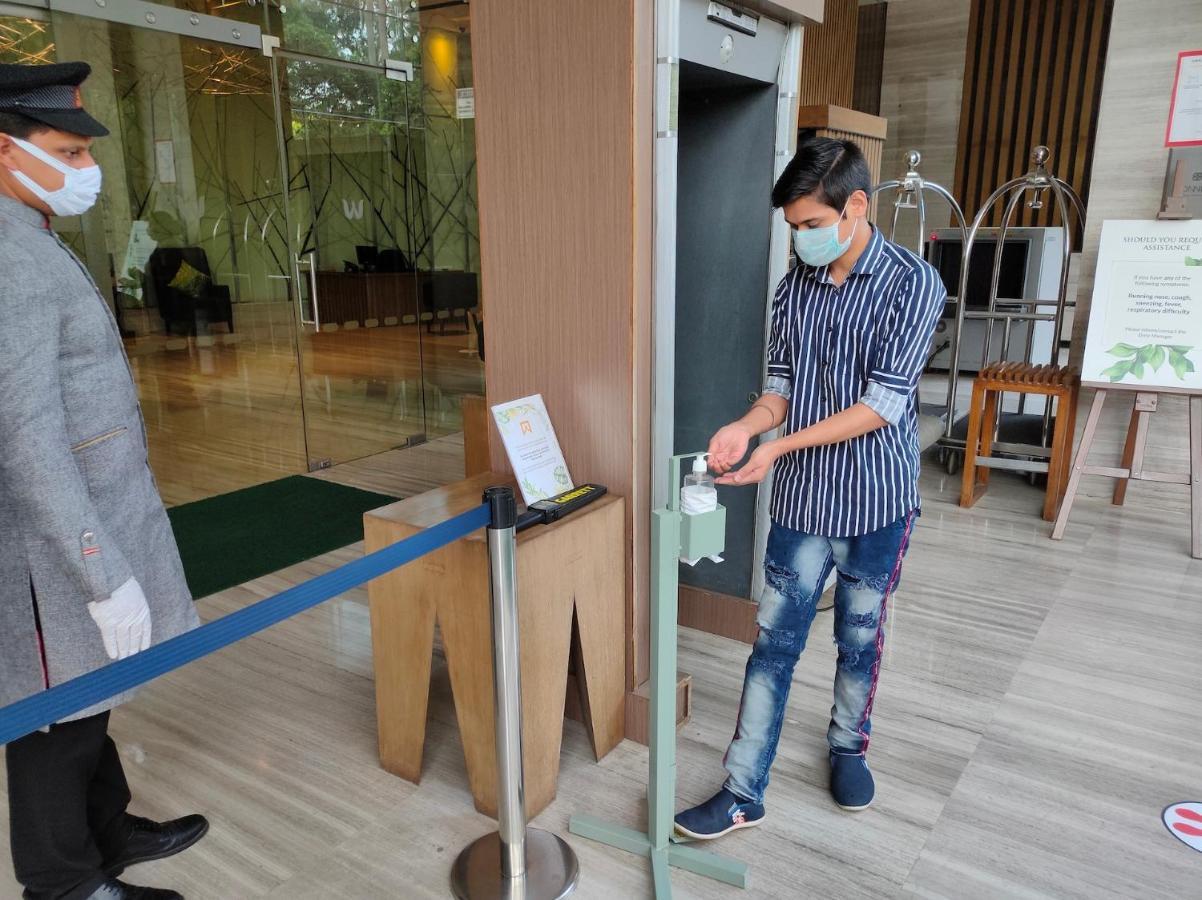 Welcomhotel By Itc Hotels, Richmond Road, Bengaluru Exteriör bild A man uses a hand sanitizer at a hotel in India