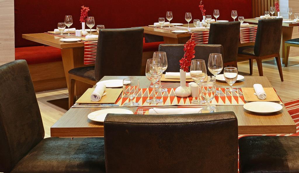 Welcomhotel By Itc Hotels, Richmond Road, Bengaluru Exteriör bild A restaurant table