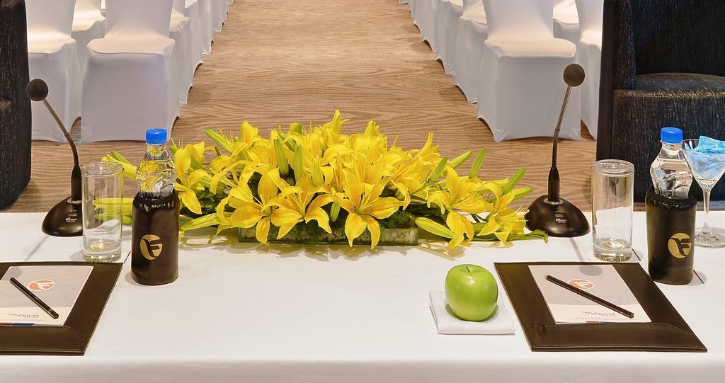 Welcomhotel By Itc Hotels, Richmond Road, Bengaluru Exteriör bild A table with a microphone, a bottle of water, a green apple and a flower arrangement