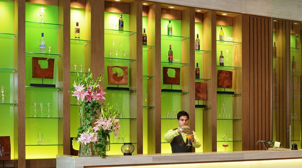 Welcomhotel By Itc Hotels, Richmond Road, Bengaluru Exteriör bild The bar at the lobby