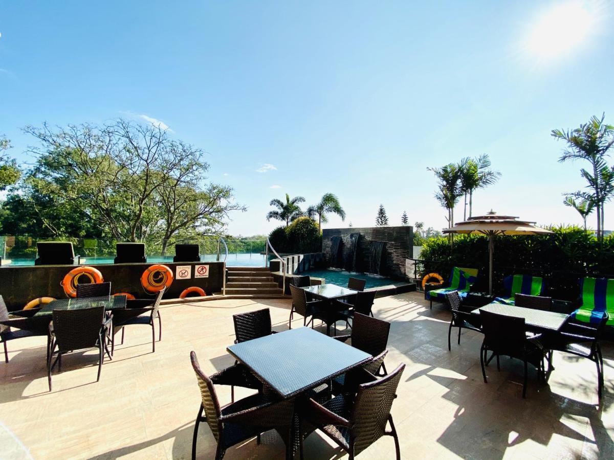 Welcomhotel By Itc Hotels, Richmond Road, Bengaluru Exteriör bild The pool at the hotel